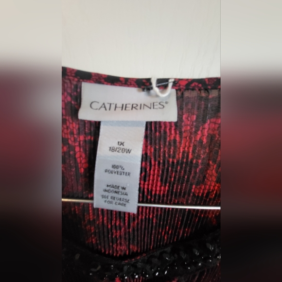 Woman's Red to Black Ombre Top - Picture 5 of 5